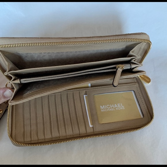 Michael Kors Bisque Quilted Leather Wallet Wristlet NWT Jet Set Continental - Picture 4 of 6